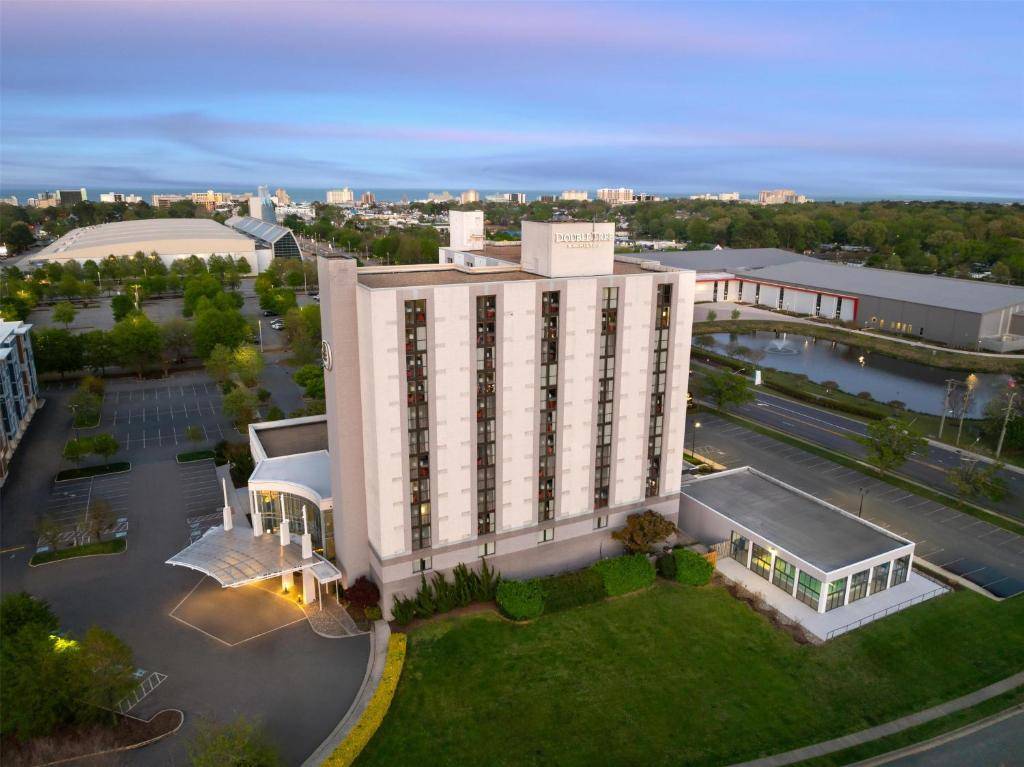 DoubleTree by Hilton Virginia Beach, Virginia Lodging